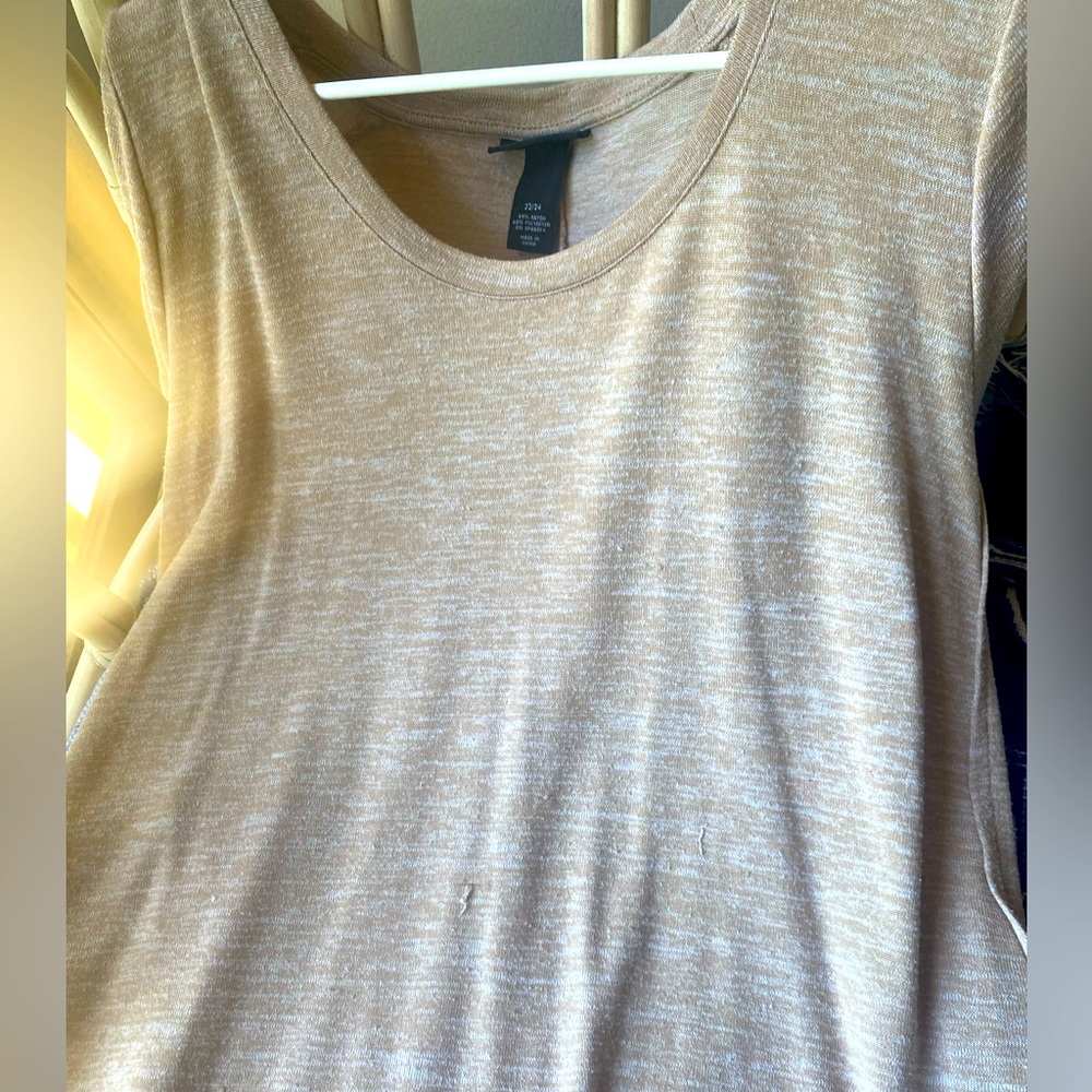 Lane Bryant Cream Short-sleeved top with ribbing and a side slit. Size 22/24